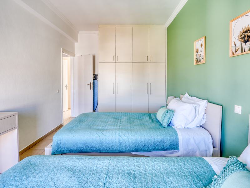 Twin bedroom with built-in wardrobe